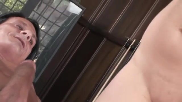 Важные шлюхи без трусов по очереди скачут на конце любовника