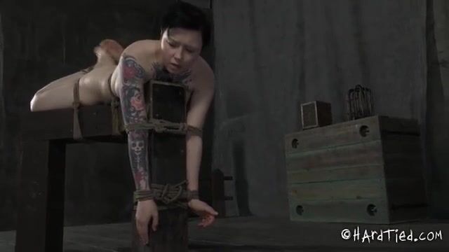 Связанная девушка сексуально унижена перед камерой