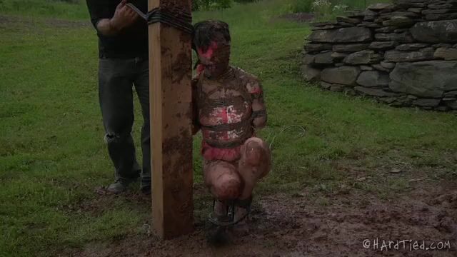 Извращенный хозяин связал рабыню и купает в грязи