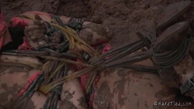 Извращенный хозяин связал рабыню и купает в грязи