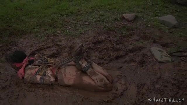 Извращенный хозяин связал рабыню и купает в грязи