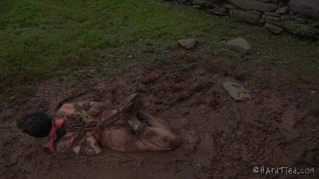 Извращенный хозяин связал рабыню и купает в грязи
