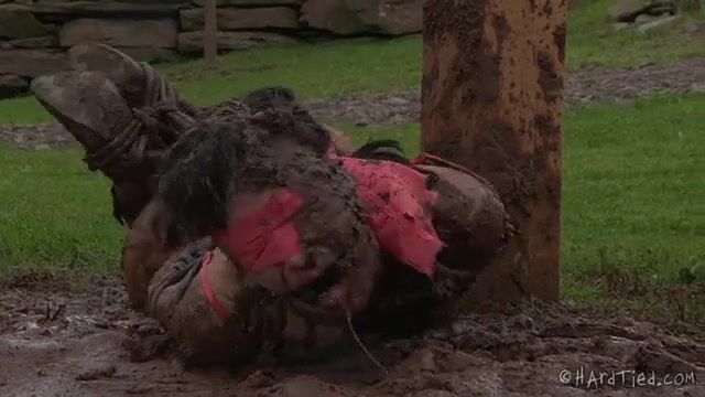 Извращенный хозяин связал рабыню и купает в грязи