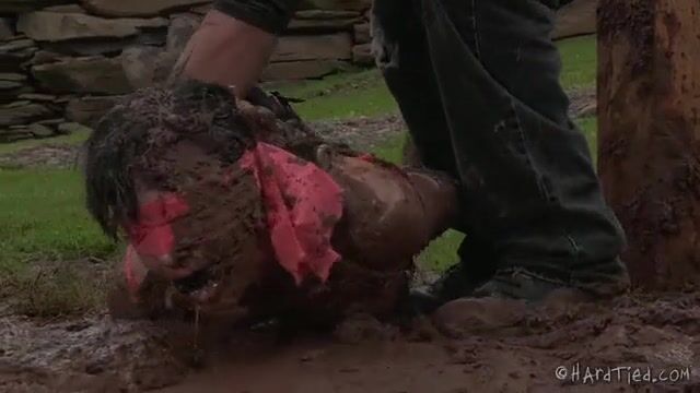 Извращенный хозяин связал рабыню и купает в грязи