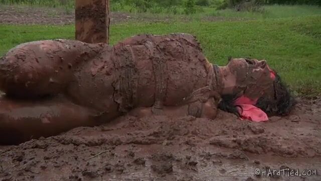 Извращенный хозяин связал рабыню и купает в грязи