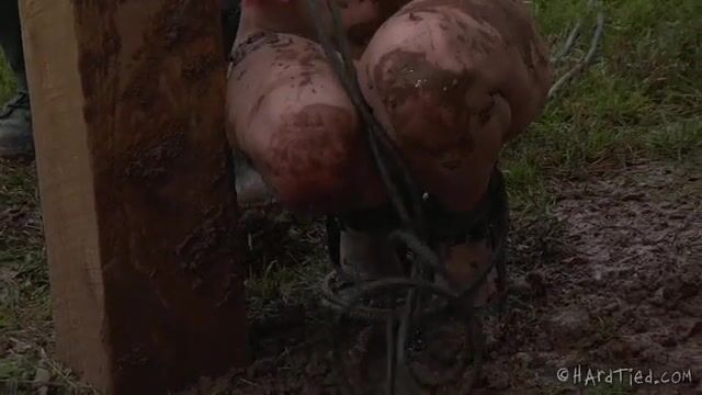 Извращенный хозяин связал рабыню и купает в грязи