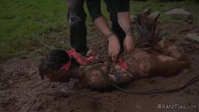 Извращенный хозяин связал рабыню и купает в грязи