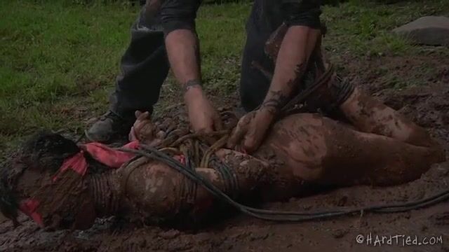 Извращенный хозяин связал рабыню и купает в грязи