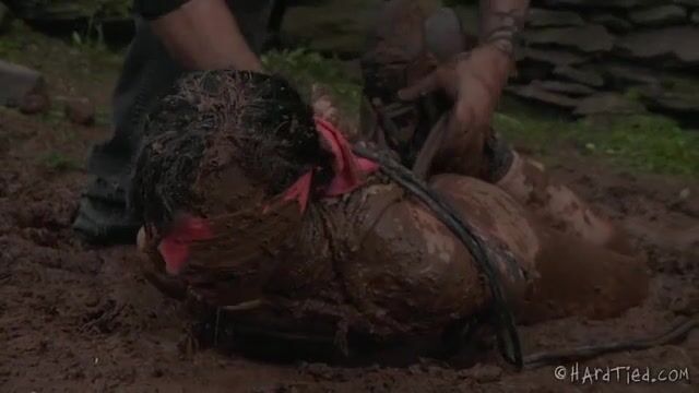 Извращенный хозяин связал рабыню и купает в грязи