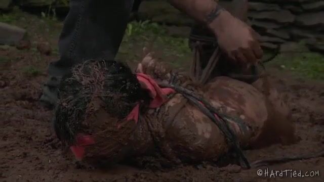 Извращенный хозяин связал рабыню и купает в грязи