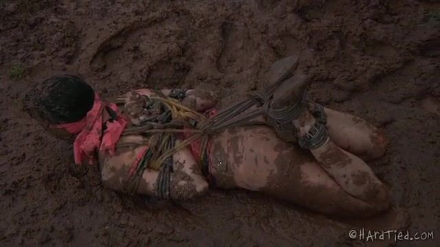 Извращенный хозяин связал рабыню и купает в грязи