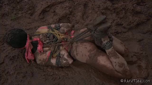 Извращенный хозяин связал рабыню и купает в грязи