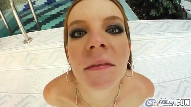 Мужики поимели шлюшку в рот и облили лицо кончой