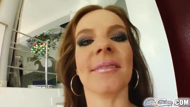 Мужики поимели шлюшку в рот и облили лицо кончой