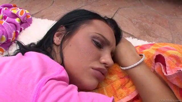 Загорелая дамочка сдвигает бикини и просит засадить очко