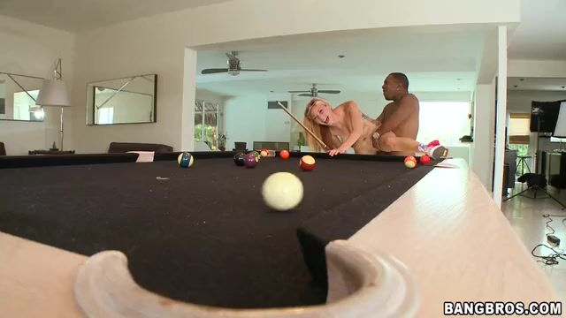 Татуированная домохозяйка впервые трахается с негром и остается счастлива