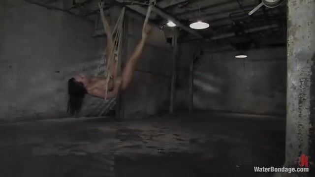 Мощные трахательные машины доводят брюнетку до пика блаженства