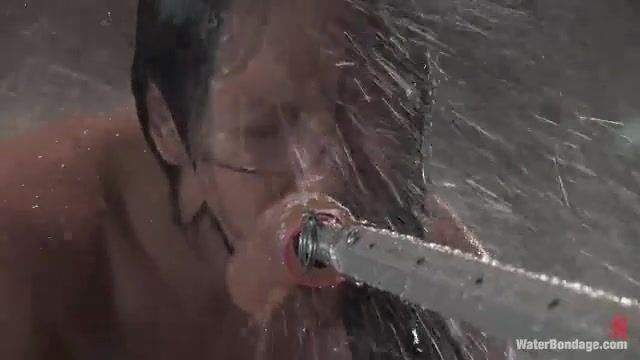 Мощные трахательные машины доводят брюнетку до пика блаженства