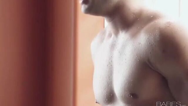 Красотка из колледжа присела влажной писькой на конец товарища