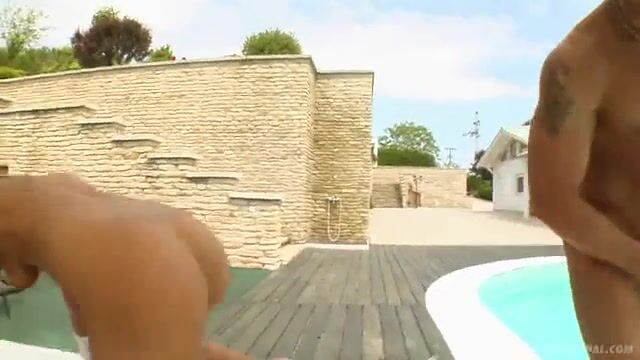 Телка с растрепанной писькой дала возле бассейна