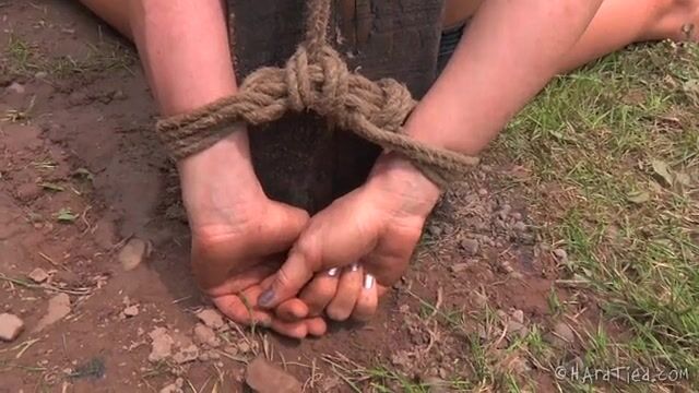 Провинциалка в эротичных шортах сексуально унижена на природе