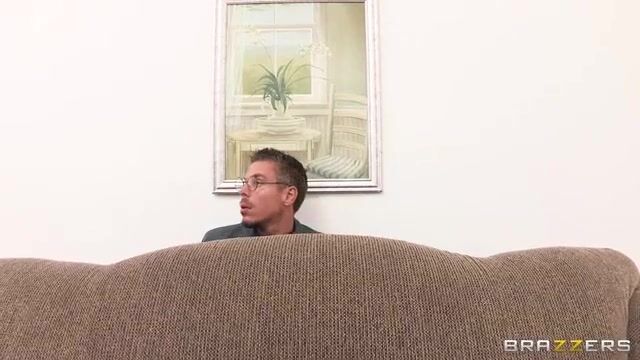 Грязная секретарша удовлетворяет начальников в рабочее время