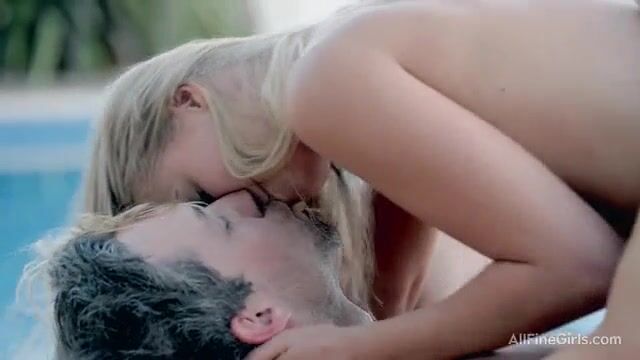 Раздел любимую девушку и вылизал письку возле бассейна