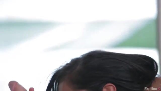 Оральные ласки дико завели брюнетку с торчащими сосками