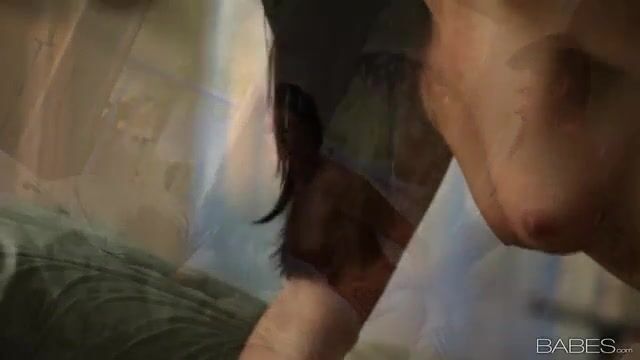 Голая мать встала на четвереньки перед сыном