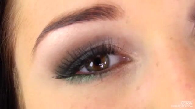 Красивая брюнетка эротично растягивает письку несколькими пальцами