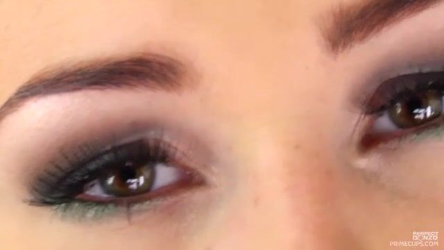 Красивая брюнетка эротично растягивает письку несколькими пальцами