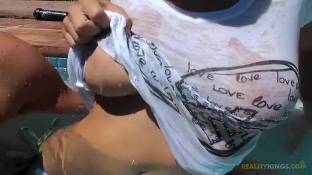 Мокрая развратница мастурбирует другу хуй руками и сиськами