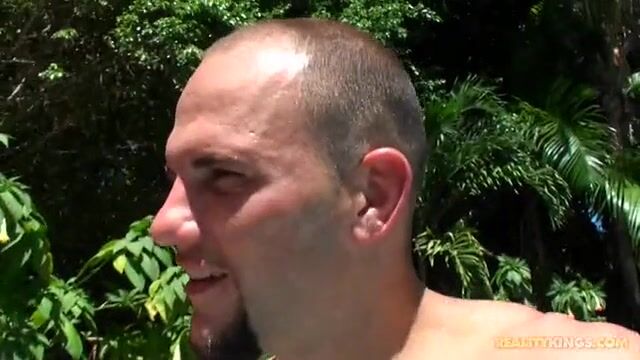 Мокрая развратница мастурбирует другу хуй руками и сиськами