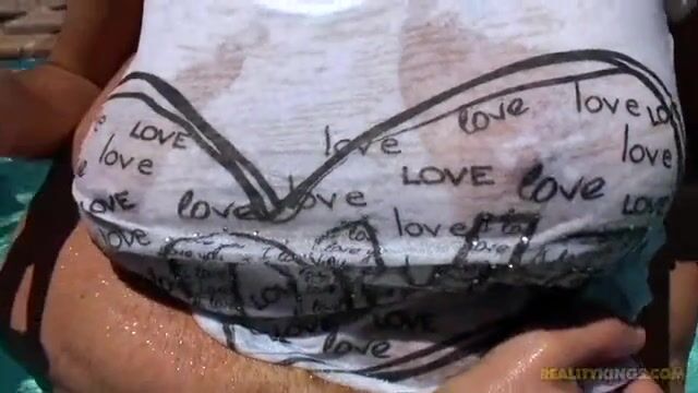 Мокрая развратница мастурбирует другу хуй руками и сиськами