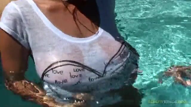 Мокрая развратница мастурбирует другу хуй руками и сиськами