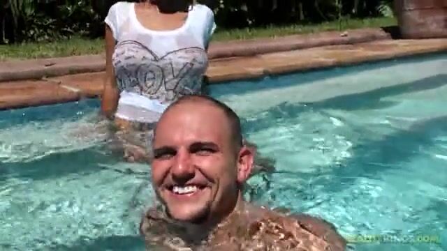 Мокрая развратница мастурбирует другу хуй руками и сиськами