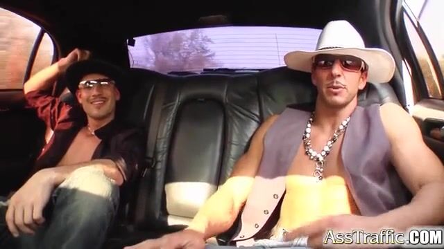 Важные парни задорно трахают молодую шлюху во все отверстия