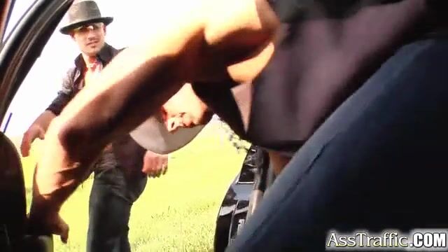 Важные парни задорно трахают молодую шлюху во все отверстия