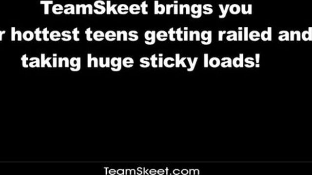 Студентка с выбритым лобком плотно прижимается пиздой к пенису друга