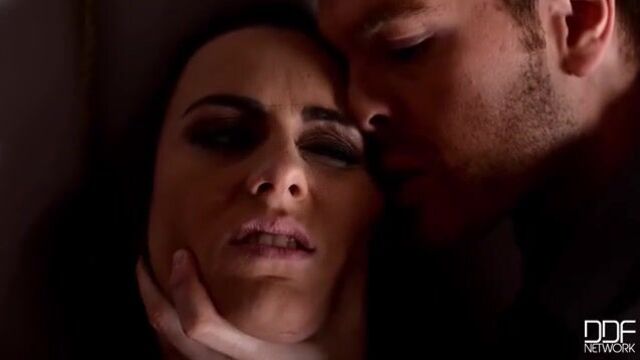 Голая рабыня подвергается сексуальным унижениям и от этого сильно возбуждается