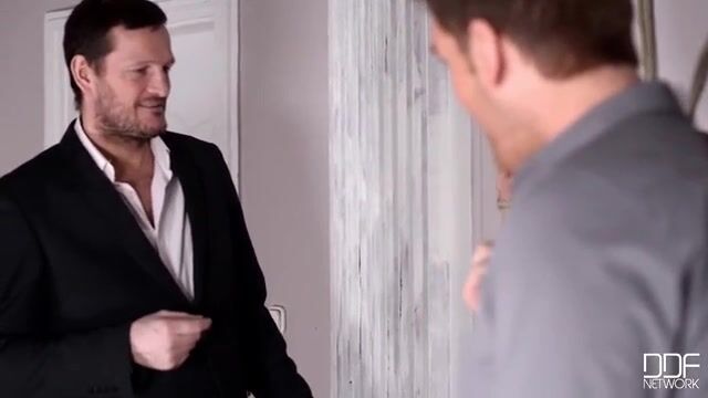 Голая рабыня подвергается сексуальным унижениям и от этого сильно возбуждается