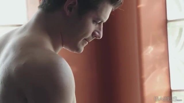 Сладкая студентка с красивым телом шикарно кончает на члене нового партнера