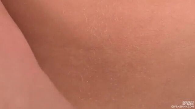 Раскрепощенная барышня запихивает в пизденку различные игрушки