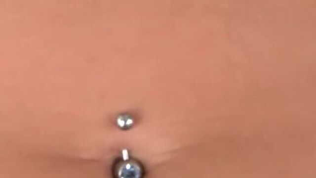 Раскрепощенная барышня запихивает в пизденку различные игрушки